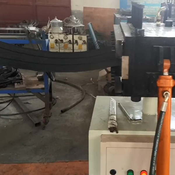 橡膠止水帶擠出機生產(chǎn)視頻